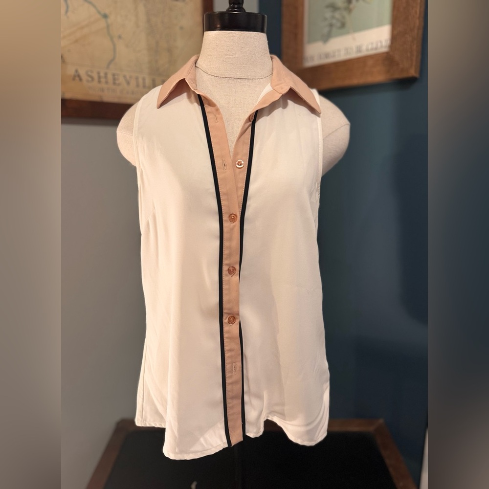 Chic Sleeveless Button Down Shirt - Cream and Tan